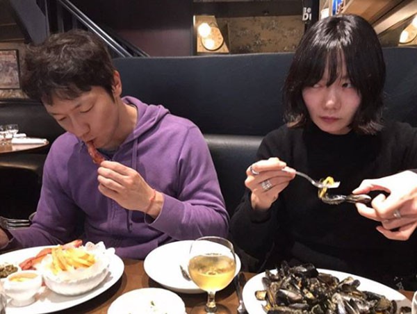 Chia tay với tài tử thế giới, Ảnh hậu Hàn xuất thân gia thế khủng quay sang hẹn hò với tân binh điển trai?