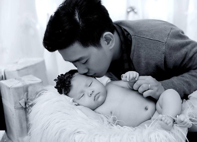 Bố trẻ vừa bế con vừa hát rap nịnh vợ gây xôn xao MXH, nghe chuyện hậu trường chị em cũng vui lây