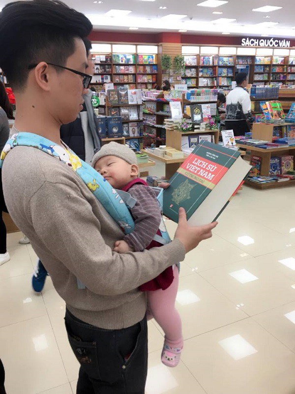 Bố trẻ vừa bế con vừa hát rap nịnh vợ gây xôn xao MXH, nghe chuyện hậu trường chị em cũng vui lây