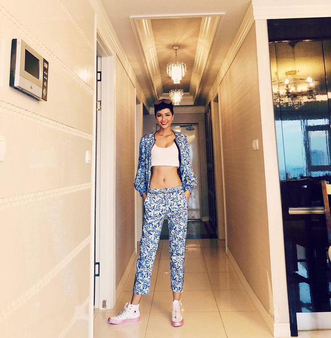 Chạm trán nhau một set đồ, Đỗ Mỹ Linh liệu có quá an toàn so với HHen Niê