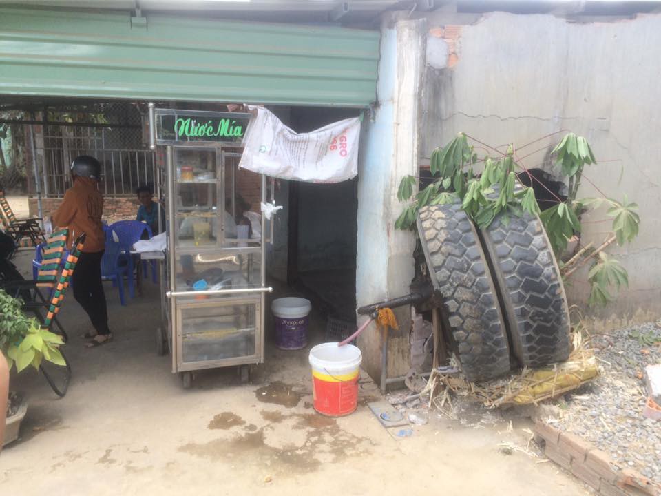Tai nạn hy hữu: Xe tải đang chạy thì rụng bánh, văng sang bên đường đâm thủng tường nhà dân