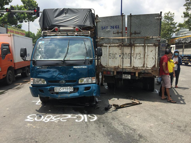 4 ô tô tông nhau liên hoàn giữa ngã tư, giao thông kẹt cứng hơn 2 giờ 4 ô tô tông nhau liên hoàn giữa ngã tư, giao thông kẹt cứng hơn 2 giờ