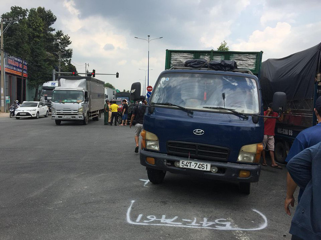 4 ô tô tông nhau liên hoàn giữa ngã tư, giao thông kẹt cứng hơn 2 giờ