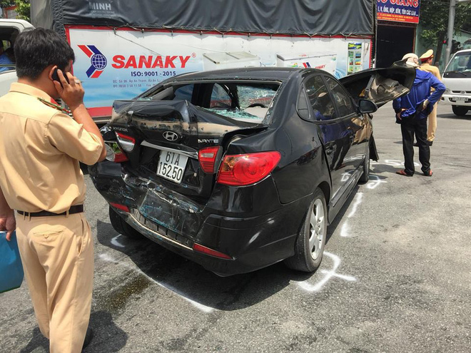 4 ô tô tông nhau liên hoàn giữa ngã tư, giao thông kẹt cứng hơn 2 giờ