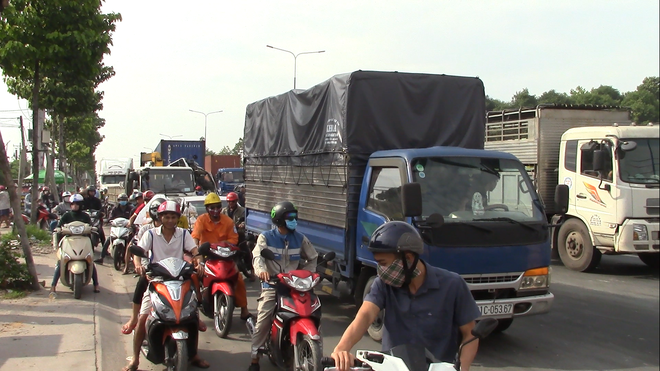 4 ô tô tông nhau liên hoàn giữa ngã tư, giao thông kẹt cứng hơn 2 giờ