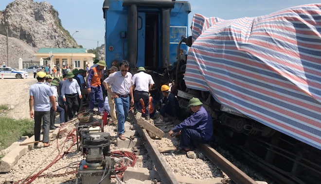 Tàu lật nghiêng sau tiếng va chạm mạnh, nhiều người bất tỉnh