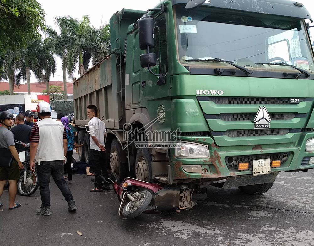 Cô gái nằm dưới gầm xe ben sau va chạm trên đường Hà Nội