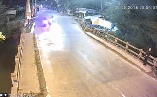 Vụ tai nạn kinh hoàng trên cầu giữa đêm khiến người ta không dám nhìn lại