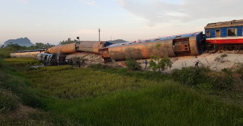 Tàu chở 400 khách bị lật khi đâm xe ben ở Thanh Hoá, hai người chết