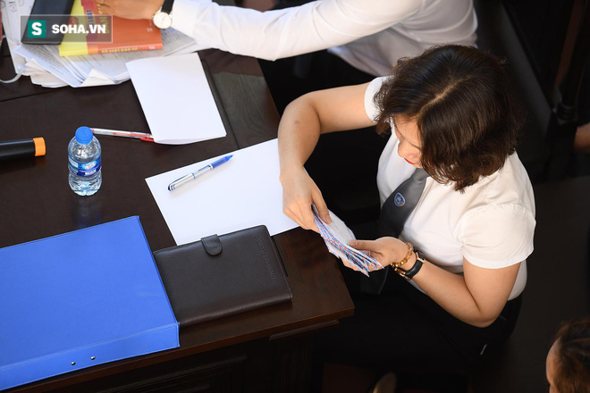 Chuyện lạ phiên xử BS Lương: Luật sư Thiên Sơn soạn 9 phong bì, đưa hết cho người nhà nạn nhân Chuyện lạ phiên xử BS Lương: Luật sư Thiên Sơn soạn 9 phong bì, đưa hết cho người nhà nạn nhân