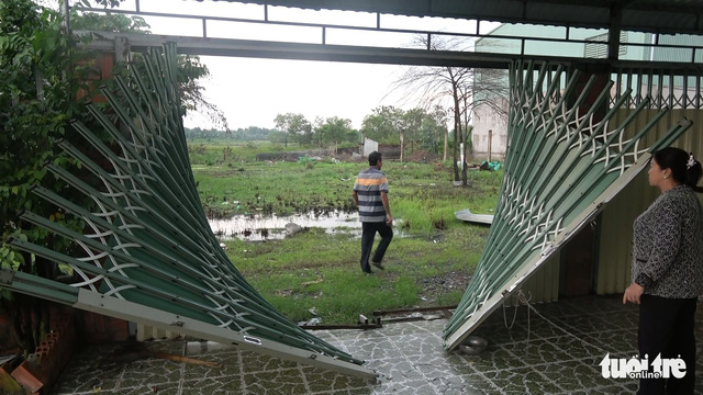 Sau cơn gió giật, nguyên dãy nhà trọ không còn mái