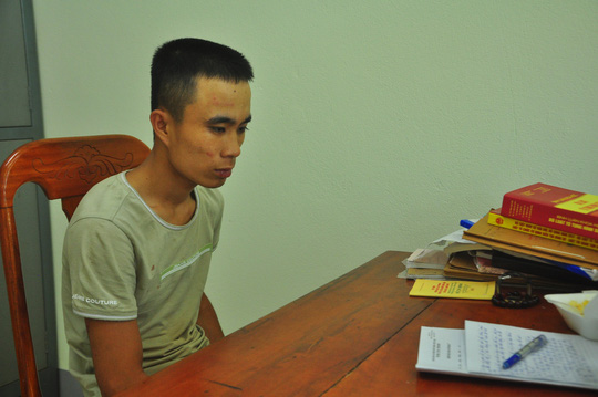 Chở bạn gái đi trộm, dùng dao tấn công chủ nhà