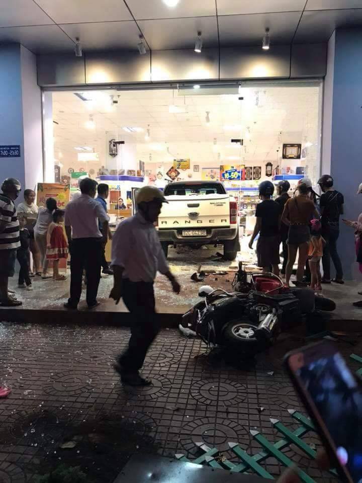 Ô tô bán tải lao vào nhà sách, khách hàng hoảng loạn