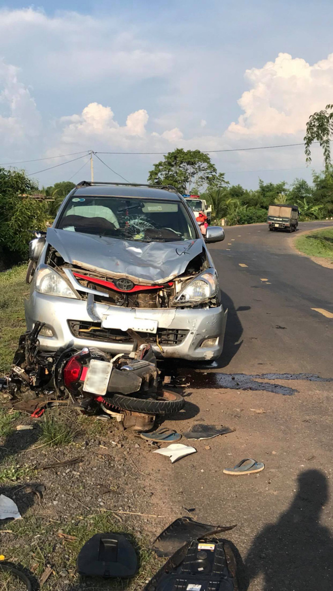 Xe máy chạy tốc độ cao lấn làn rồi tông trực diện cực mạnh vào ô tô đi ngược chiều