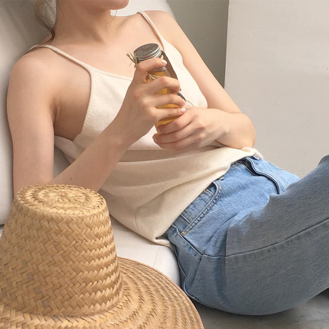 Ngày nóng chảy mỡ, các nàng cứ mặc áo 2 dây theo 5 công thức này là mát và xinh hết nấc Ngày nóng chảy mỡ, các nàng cứ mặc áo 2 dây theo 5 công thức này là mát và xinh hết nấc