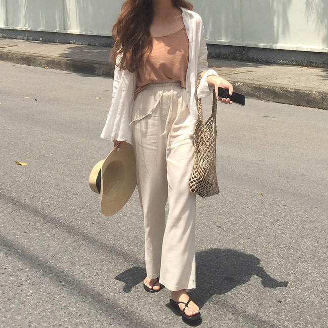 Ngày nóng chảy mỡ, các nàng cứ mặc áo 2 dây theo 5 công thức này là mát và xinh hết nấc Ngày nóng chảy mỡ, các nàng cứ mặc áo 2 dây theo 5 công thức này là mát và xinh hết nấc
