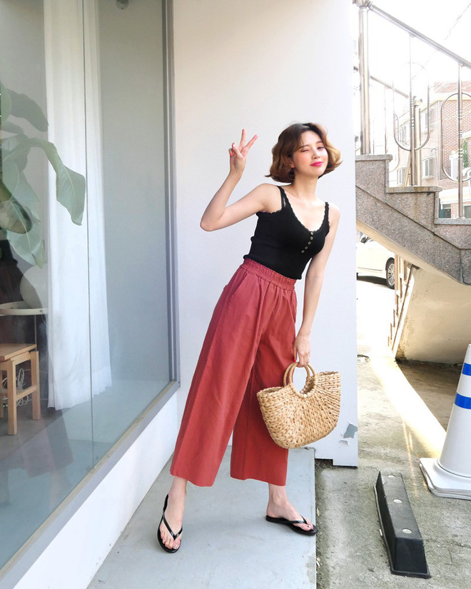 Ngày nóng chảy mỡ, các nàng cứ mặc áo 2 dây theo 5 công thức này là mát và xinh hết nấc Ngày nóng chảy mỡ, các nàng cứ mặc áo 2 dây theo 5 công thức này là mát và xinh hết nấc