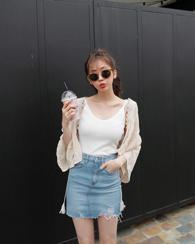 Ngày nóng chảy mỡ, các nàng cứ mặc áo 2 dây theo 5 công thức này là mát và xinh hết nấc Ngày nóng chảy mỡ, các nàng cứ mặc áo 2 dây theo 5 công thức này là mát và xinh hết nấc