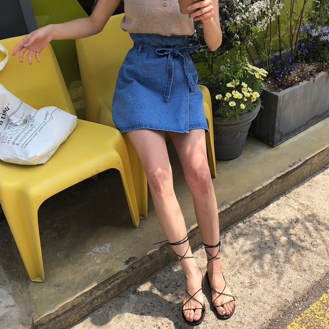 Ngày nóng chảy mỡ, các nàng cứ mặc áo 2 dây theo 5 công thức này là mát và xinh hết nấc Ngày nóng chảy mỡ, các nàng cứ mặc áo 2 dây theo 5 công thức này là mát và xinh hết nấc