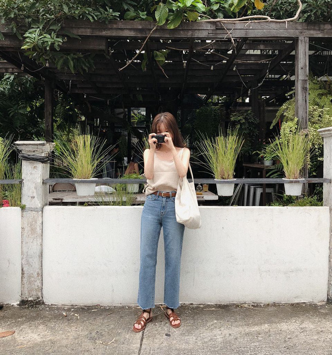 Ngày nóng chảy mỡ, các nàng cứ mặc áo 2 dây theo 5 công thức này là mát và xinh hết nấc Ngày nóng chảy mỡ, các nàng cứ mặc áo 2 dây theo 5 công thức này là mát và xinh hết nấc
