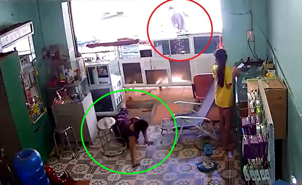 Video: Táo tợn đấm ngã nữ chủ tiệm, cướp 2 điện thoại rồi bỏ chạy