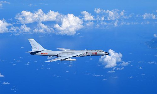 Máy bay Đài Loan bám theo oanh tạc cơ Trung Quốc