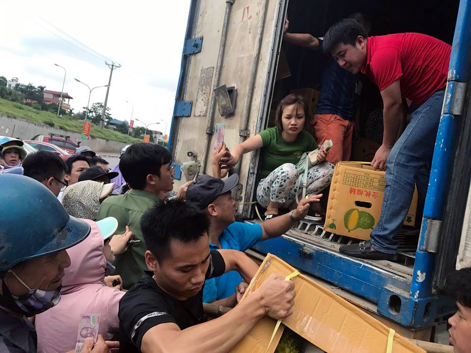 Hà Nội: Xếp hàng giữa trưa nắng tranh mua 17 tấn sầu riêng ế