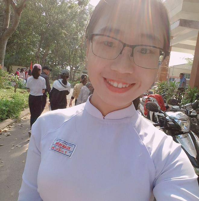 Nữ sinh trong bức ảnh 2 bố con dự lễ tổng kết năm học đang gây sốt : 10 năm nay, năm nào ba cũng cầm bóng bay đến chúc mừng con gái