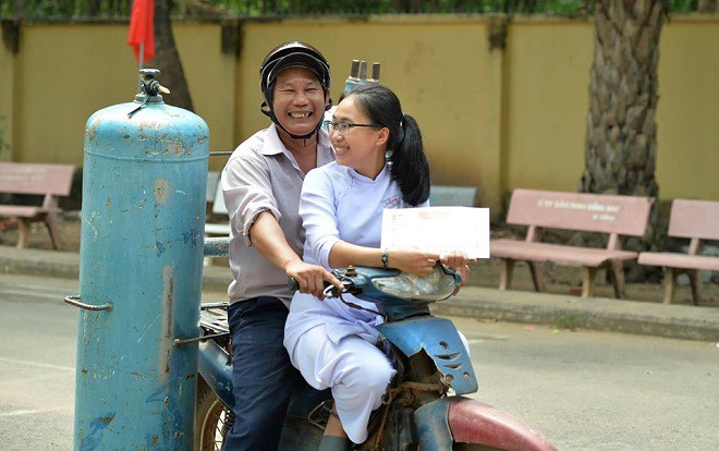 Nữ sinh trong bức ảnh 2 bố con dự lễ tổng kết năm học đang gây sốt : 10 năm nay, năm nào ba cũng cầm bóng bay đến chúc mừng con gái