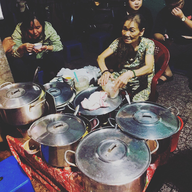 Giữa Sài Gòn hoa lệ, có một quán chè bán đêm hơn 40 năm nay vẫn thắp sáng bằng đèn dầu