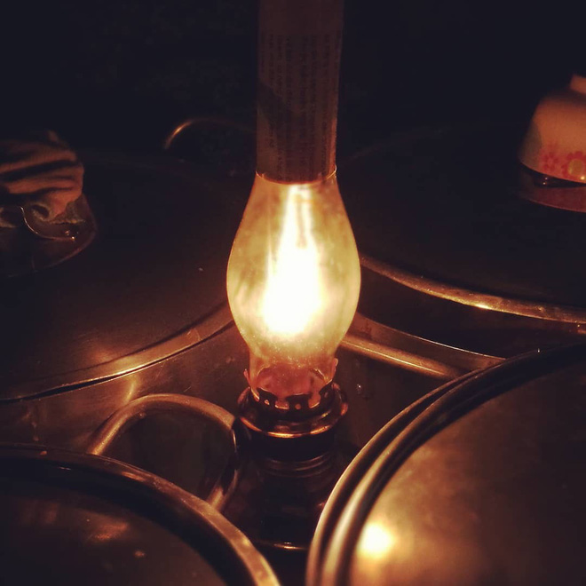 Giữa Sài Gòn hoa lệ, có một quán chè bán đêm hơn 40 năm nay vẫn thắp sáng bằng đèn dầu