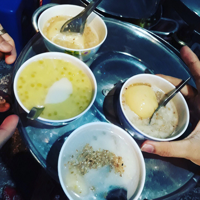 Giữa Sài Gòn hoa lệ, có một quán chè bán đêm hơn 40 năm nay vẫn thắp sáng bằng đèn dầu