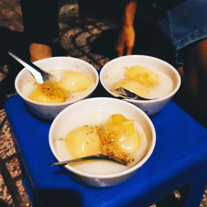 Giữa Sài Gòn hoa lệ, có một quán chè bán đêm hơn 40 năm nay vẫn thắp sáng bằng đèn dầu