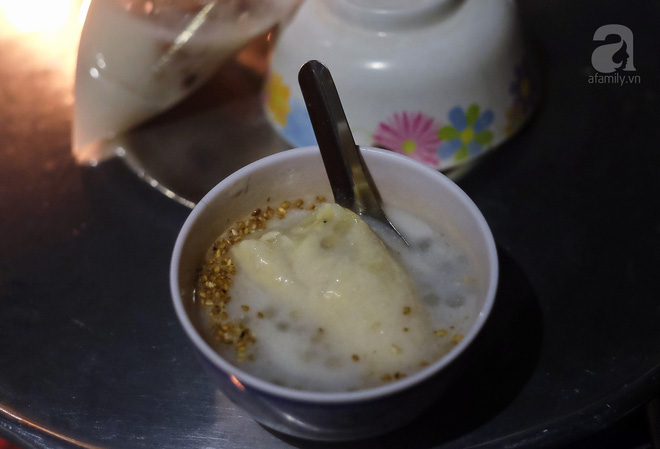Giữa Sài Gòn hoa lệ, có một quán chè bán đêm hơn 40 năm nay vẫn thắp sáng bằng đèn dầu Giữa Sài Gòn hoa lệ, có một quán chè bán đêm hơn 40 năm nay vẫn thắp sáng bằng đèn dầu