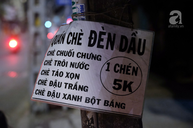 Giữa Sài Gòn hoa lệ, có một quán chè bán đêm hơn 40 năm nay vẫn thắp sáng bằng đèn dầu Giữa Sài Gòn hoa lệ, có một quán chè bán đêm hơn 40 năm nay vẫn thắp sáng bằng đèn dầu