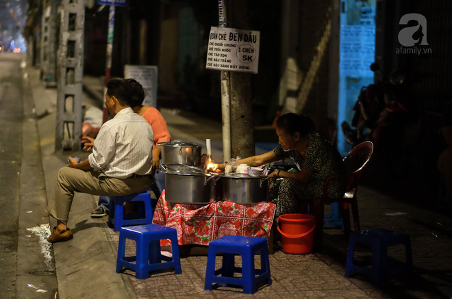 Giữa Sài Gòn hoa lệ, có một quán chè bán đêm hơn 40 năm nay vẫn thắp sáng bằng đèn dầu Giữa Sài Gòn hoa lệ, có một quán chè bán đêm hơn 40 năm nay vẫn thắp sáng bằng đèn dầu