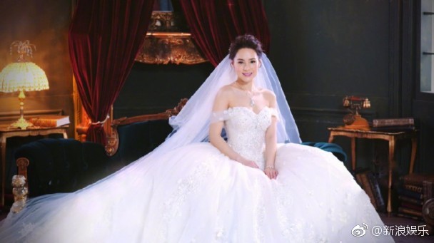 Hé lộ hình ảnh Chung Hân Đồng mặc áo cưới tinh khôi, hôn lễ tổ chức tại Los Angeles ngày hôm nay Hé lộ hình ảnh Chung Hân Đồng mặc áo cưới tinh khôi, hôn lễ tổ chức tại Los Angeles ngày hôm nay