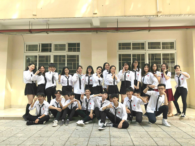 Học sinh Sài Gòn nhảy vũ điệu Đóa hoa hồng của Chi Pu trong lễ bế giảng