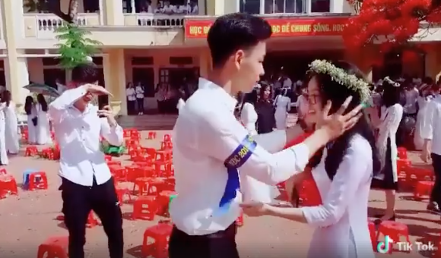 Nam sinh liều hôn crush ngay lễ bế giảng: Mình cùng nhau đóng băng trước giây phút chia xa!