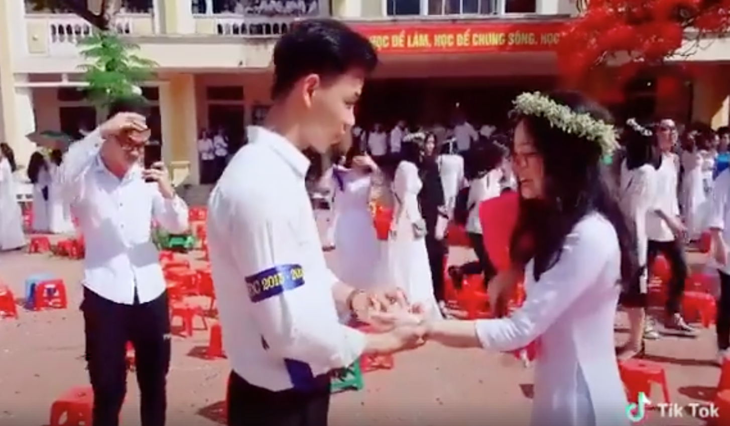 Nam sinh liều hôn crush ngay lễ bế giảng: Mình cùng nhau đóng băng trước giây phút chia xa!