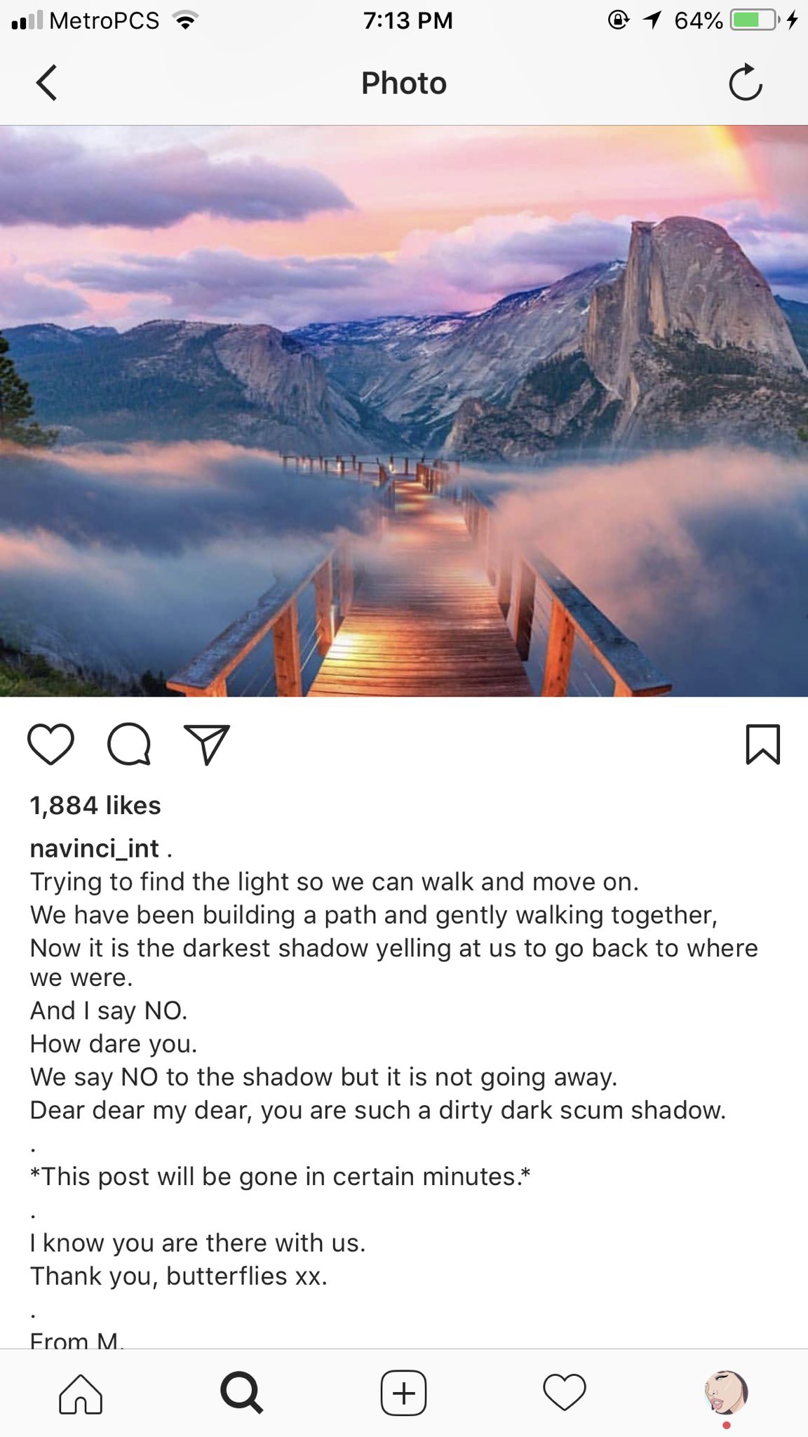 Sốc: Nam thần tượng Kpop cắt cổ tay, khóc lóc cầu cứu ngay trên sóng livestream