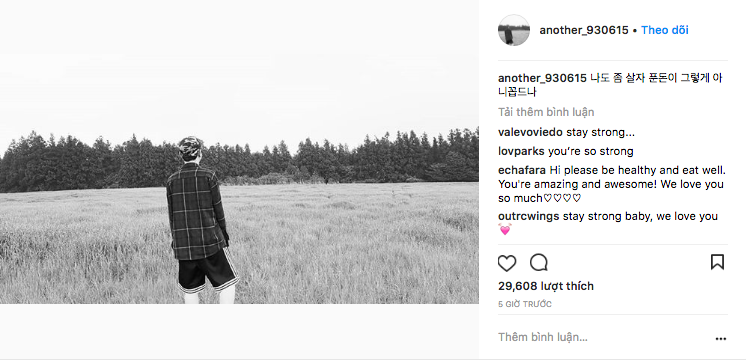 Sốc: Nam thần tượng Kpop cắt cổ tay, khóc lóc cầu cứu ngay trên sóng livestream