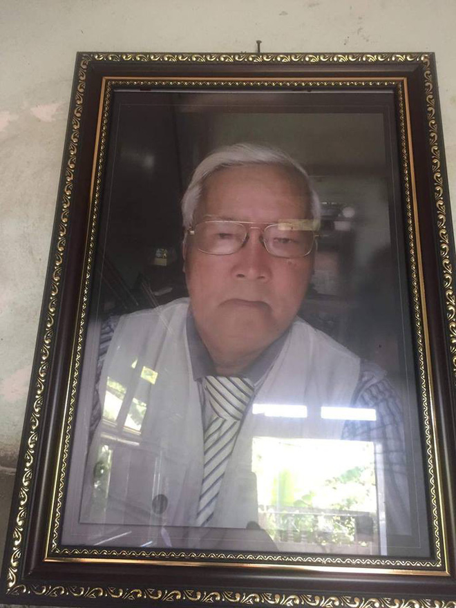 Bác trung niên hằng ngày tự chụp ảnh bằng điện thoại rồi phóng to treo khắp nhà bất ngờ nổi tiếng trên MXH