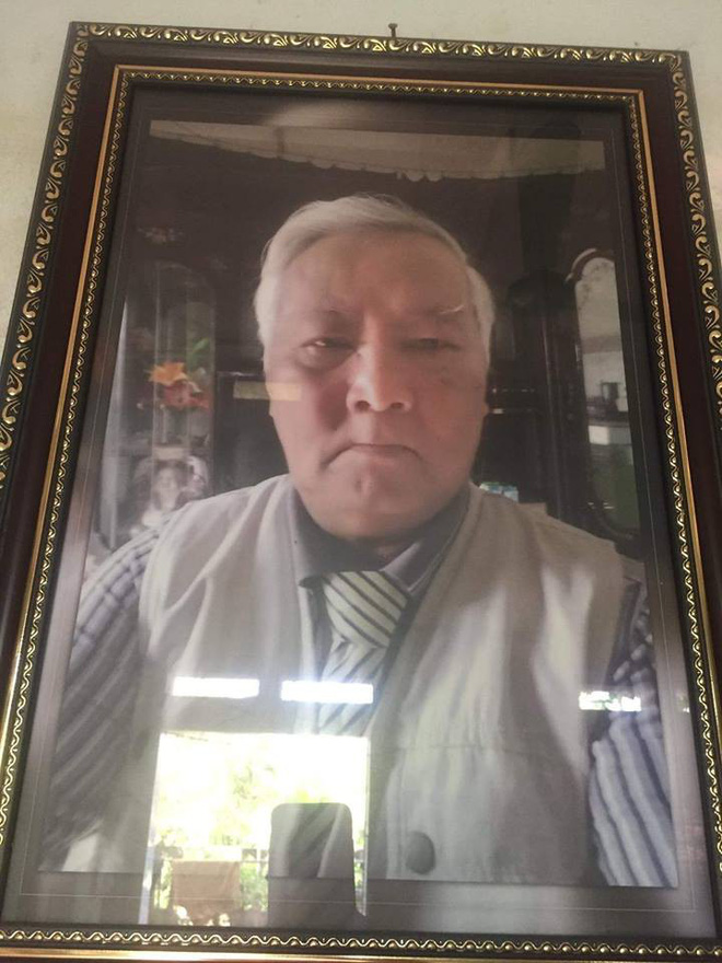 Bác trung niên hằng ngày tự chụp ảnh bằng điện thoại rồi phóng to treo khắp nhà bất ngờ nổi tiếng trên MXH