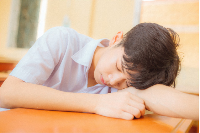Bộ ảnh dắt em qua thanh xuân của đôi bạn học sinh giỏi: 17 tuổi, em đến bên tôi như định mệnh Bộ ảnh dắt em qua thanh xuân của đôi bạn học sinh giỏi: 17 tuổi, em đến bên tôi như định mệnh