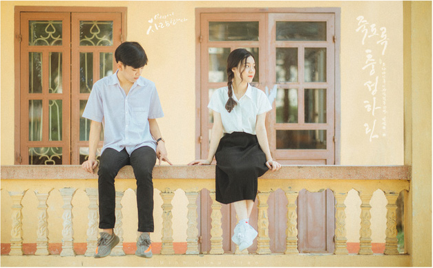 Bộ ảnh dắt em qua thanh xuân của đôi bạn học sinh giỏi: 17 tuổi, em đến bên tôi như định mệnh Bộ ảnh dắt em qua thanh xuân của đôi bạn học sinh giỏi: 17 tuổi, em đến bên tôi như định mệnh