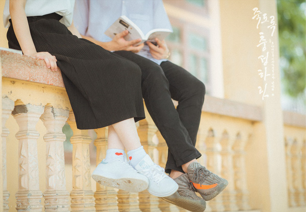 Bộ ảnh dắt em qua thanh xuân của đôi bạn học sinh giỏi: 17 tuổi, em đến bên tôi như định mệnh Bộ ảnh dắt em qua thanh xuân của đôi bạn học sinh giỏi: 17 tuổi, em đến bên tôi như định mệnh