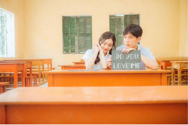 Bộ ảnh dắt em qua thanh xuân của đôi bạn học sinh giỏi: 17 tuổi, em đến bên tôi như định mệnh Bộ ảnh dắt em qua thanh xuân của đôi bạn học sinh giỏi: 17 tuổi, em đến bên tôi như định mệnh
