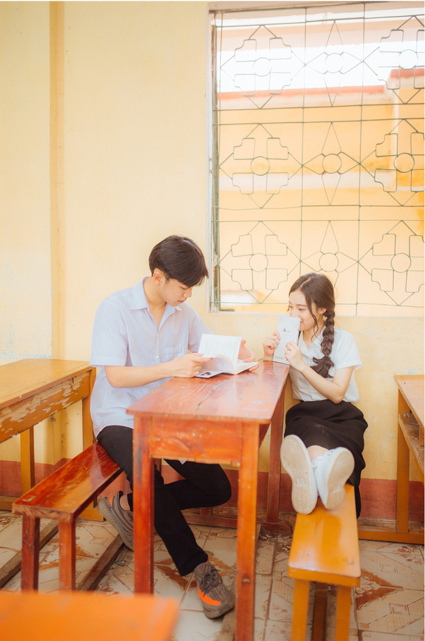 Bộ ảnh dắt em qua thanh xuân của đôi bạn học sinh giỏi: 17 tuổi, em đến bên tôi như định mệnh Bộ ảnh dắt em qua thanh xuân của đôi bạn học sinh giỏi: 17 tuổi, em đến bên tôi như định mệnh