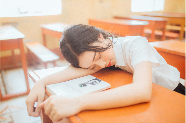 Bộ ảnh dắt em qua thanh xuân của đôi bạn học sinh giỏi: 17 tuổi, em đến bên tôi như định mệnh Bộ ảnh dắt em qua thanh xuân của đôi bạn học sinh giỏi: 17 tuổi, em đến bên tôi như định mệnh